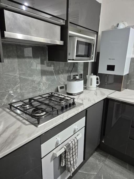 Newly Fitted 2 Bedroom Battersea Flat Apartamento Londres